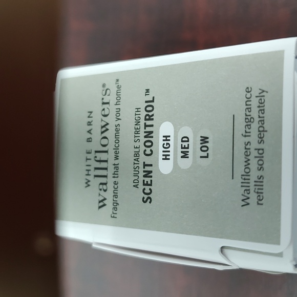 Bath & Body Works White Barn EVERGREEN + HOLIDAY & Scent Control Wallflower Set - Picture 6 of 6